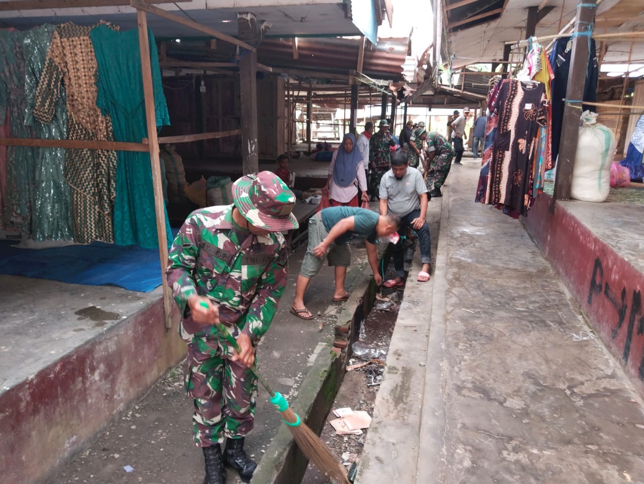 Anggota Koramil 1411-07/Herlang Bersama Masyarakat Gelar Aksi Pembersihan Pasar