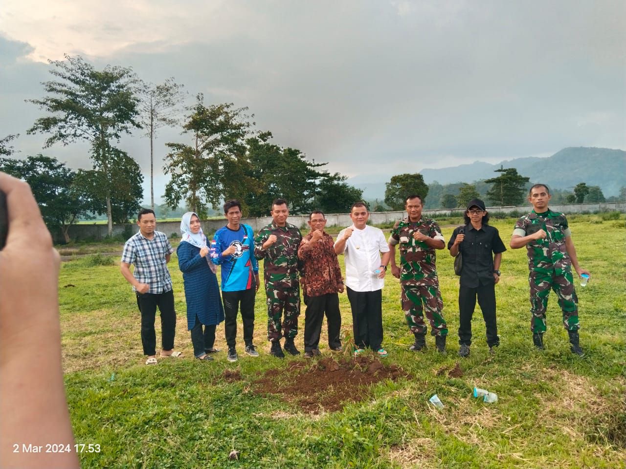 Dandim 1424/Sinjai Bersama Pj Bupati Kab Sinjai Melakukan Penanaman Pohon Durian di Wilayah Sinjai Selatan