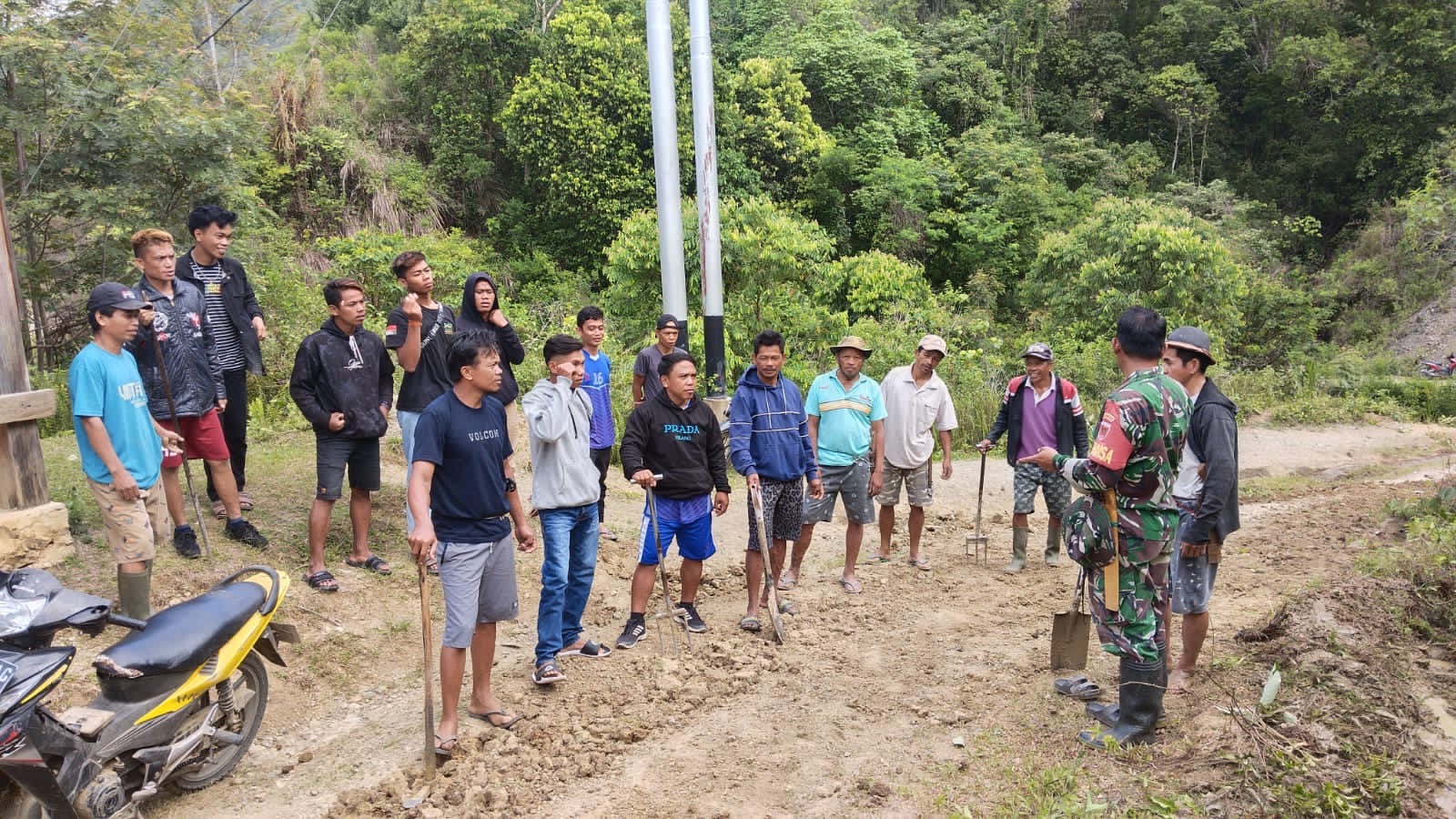 Gotong Royong Bersihkan Saluran Air, Upaya Babinsa Koramil Pana Tingkatkan Kebersamaan Bersama Warga