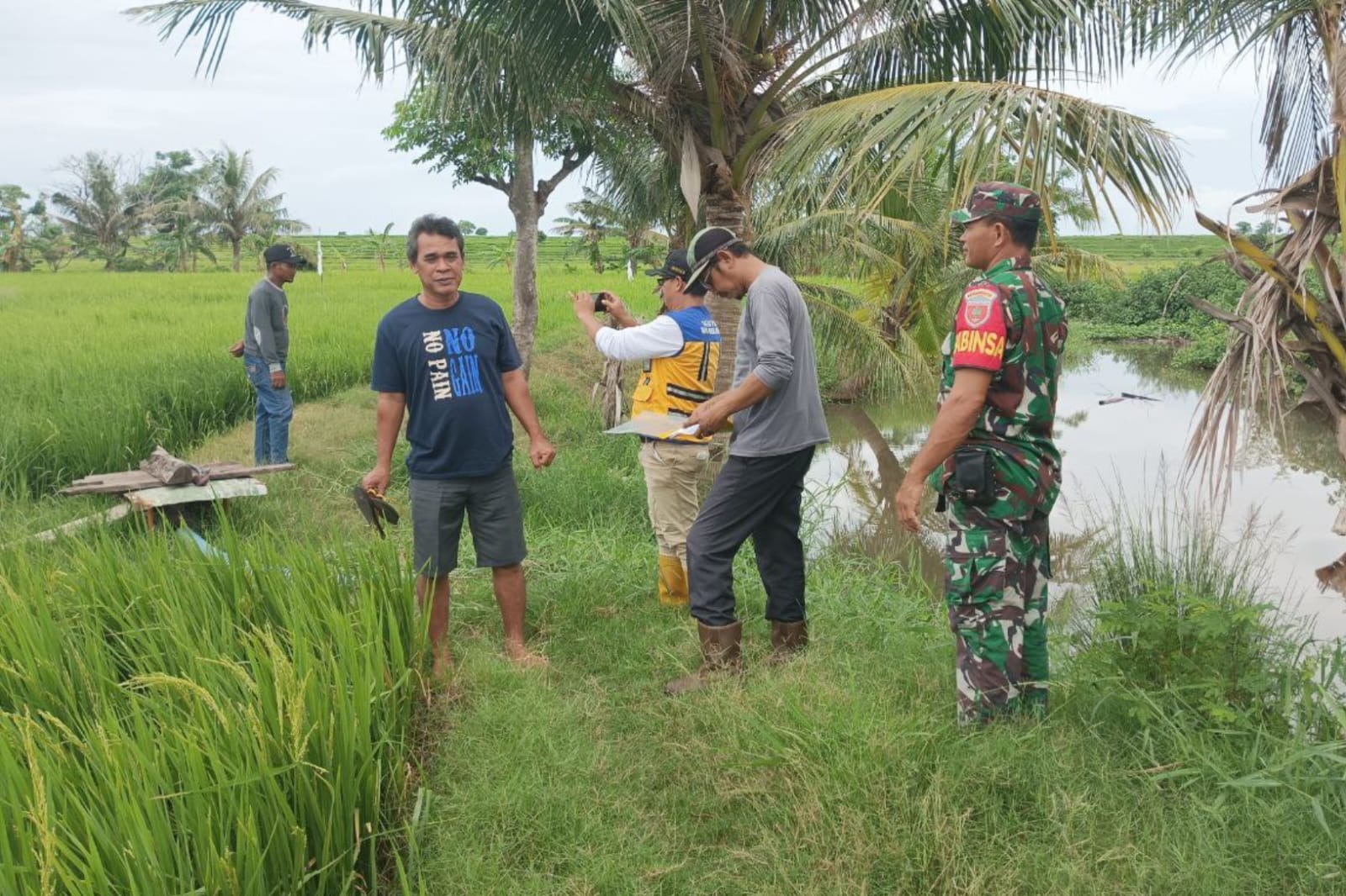 Optimalkan Sistem Irigasi dan Tingkatkan Produktivitas Pertanian, Babinsa Kodim 1425 Jeneponto Survey Titik Sumber Mata Air Untuk Pompanisasi