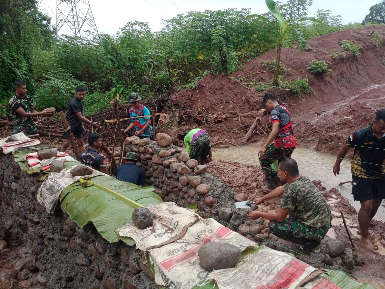 Semangat Membara Satgas TMMD ke-119 Kodim Gowa Kerjakan Sasaran Fisik Jalan dan Plat Duiker