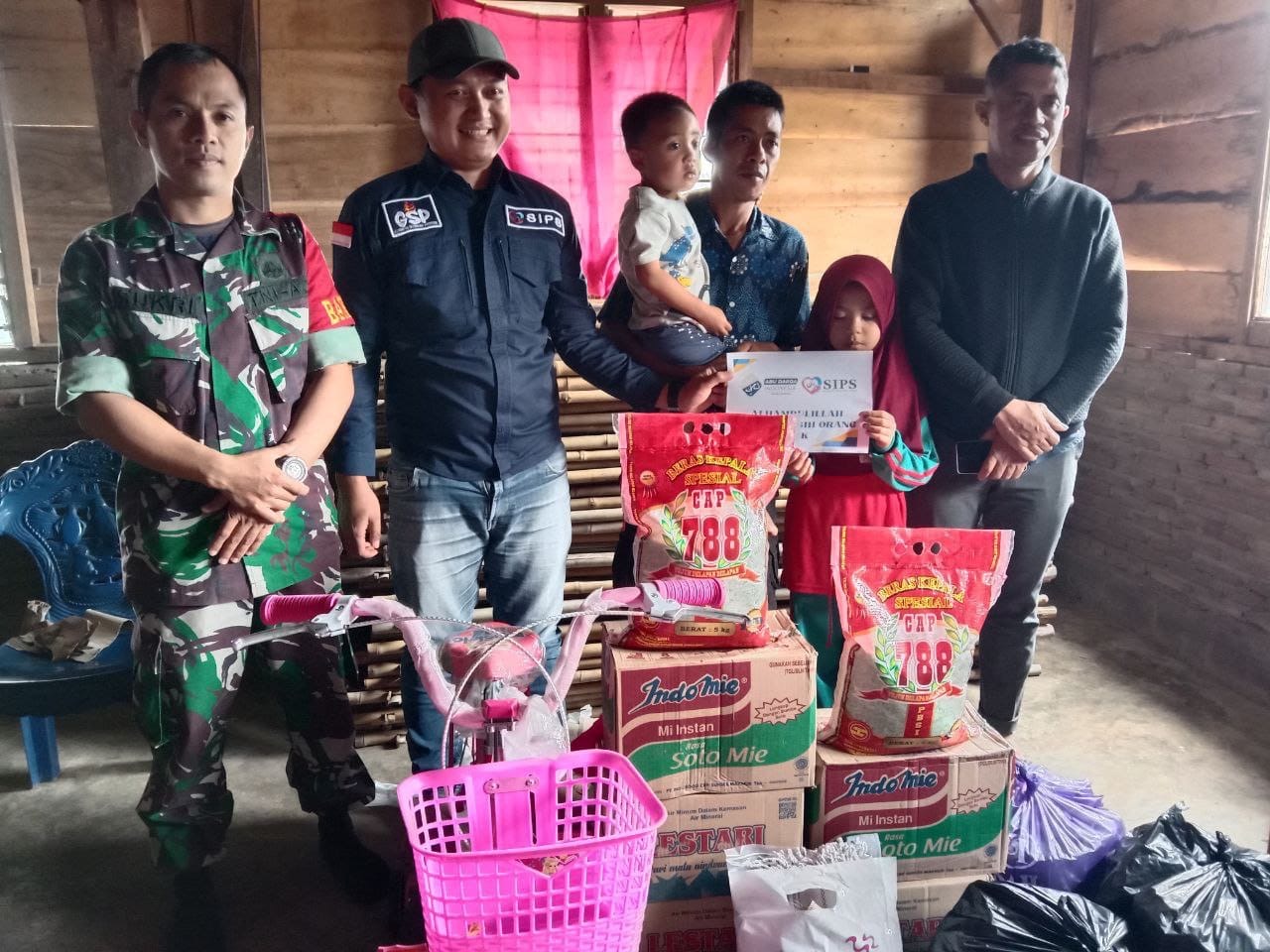 Babinsa Desa Barania, Sertu Sukri (mewakili Kodim 1424/Sinjai, Korem 141/Toddopuli, Kodam XIV/Hasanuddin) Memberikan Bantuan Sembako Kepada Warga Kurang Mampu