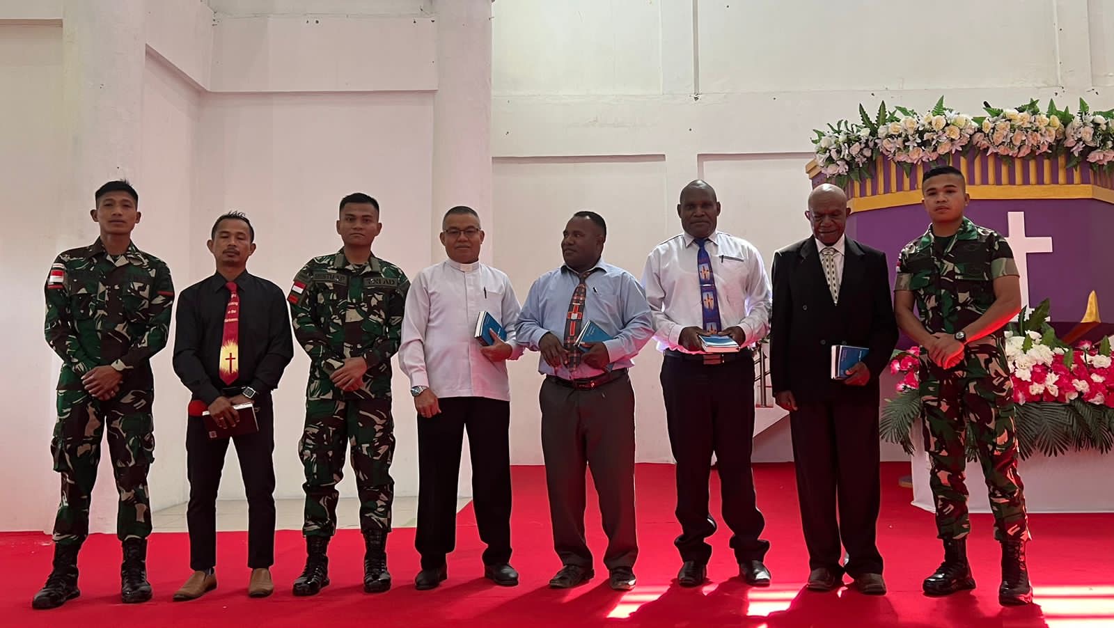 Jalin Hubungan Baik, Satgas Yonif 721/Mks Laksanakan Ibadah Bersama Dan Bagikan Alkitab Di Tolikara