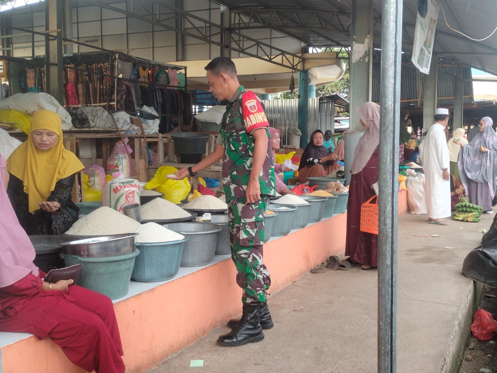 Babinsa Terang-Terang, Koramil 1411-04/Ujungbulh Pantau Harga Sembako di Pasar