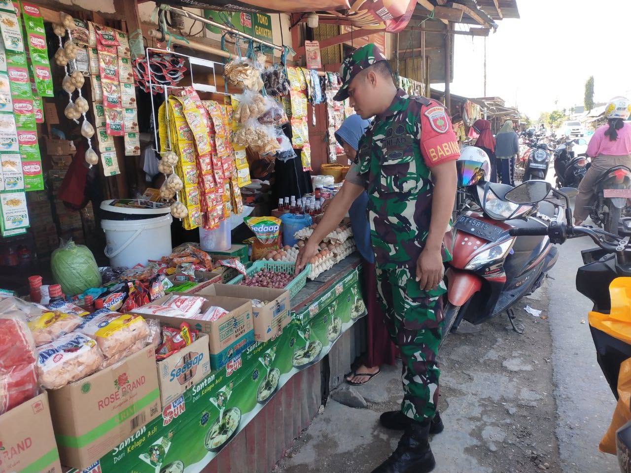 Monitor Harga Sembako, Babinsa Interaksi Langsung Dengan Pedagang Di Pasar