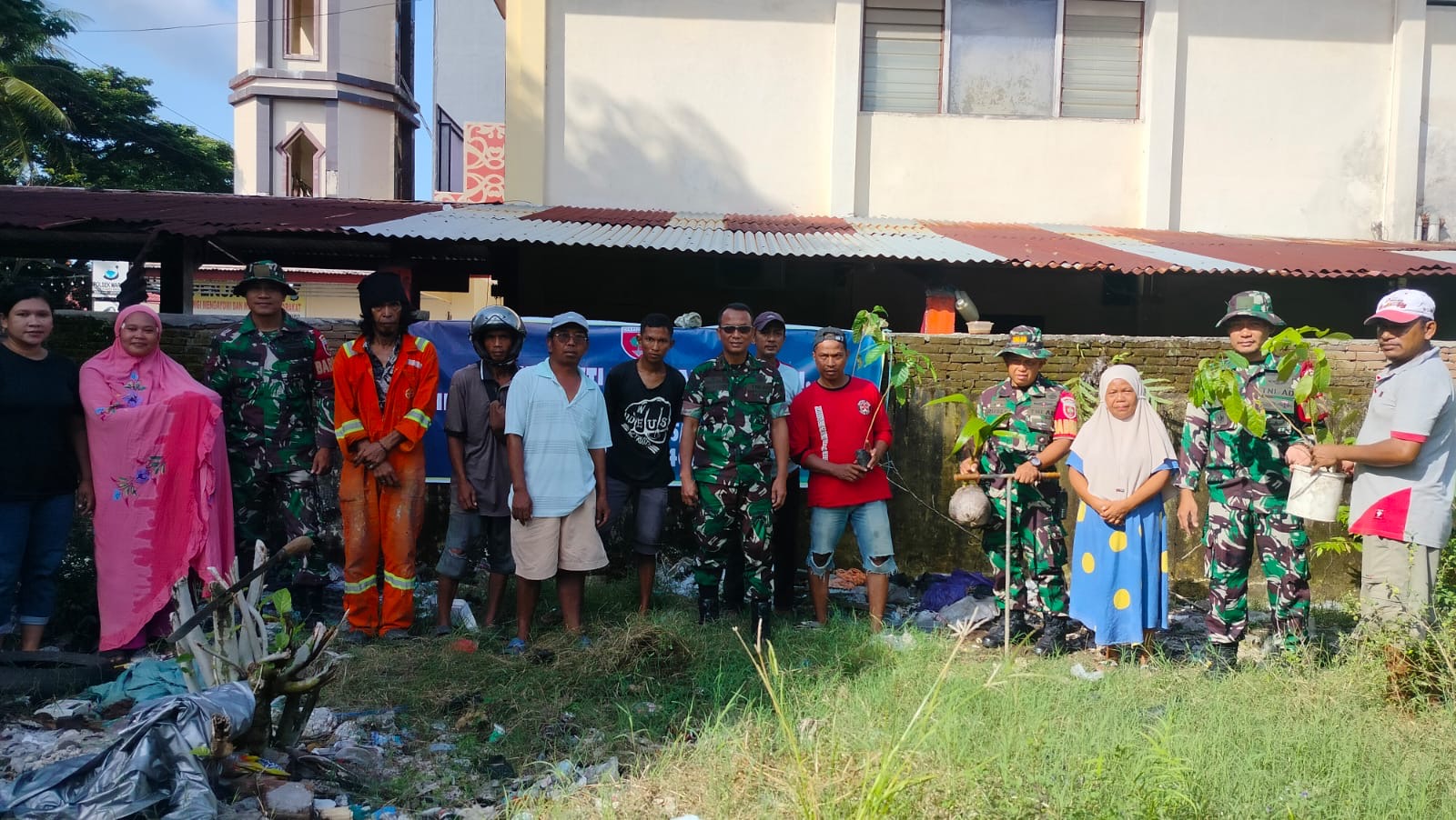 Koramil 1408-05/Mariso Jajaran Kodim 1408/Mks Gelar Kegiatan Karya Bhakti Penanaman Pohon