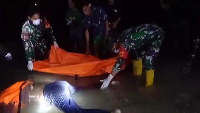 Babinsa Koramil 1415-02/Pasimasunggu Evakuasi Mayat Korban Lakalaut Di Desa Bontojati
