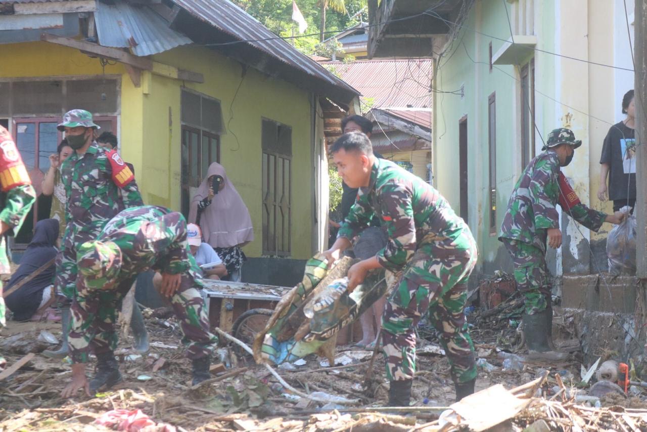 Pasca Curah Hujan Yang Tinggi, Personil Kodim Kendari Diterjunkan Bantu Warga Korban Banjir