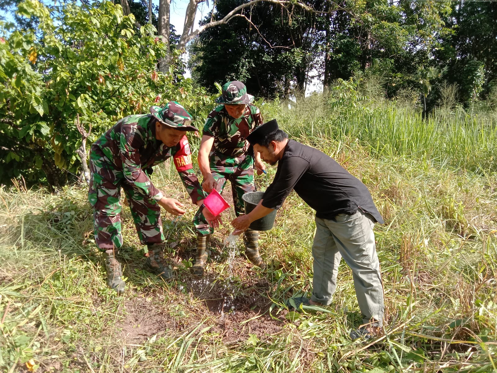 Cegah Bencana, Anggota TNI Bersama Warga Di Polman Tanam Ratusan Pohon
