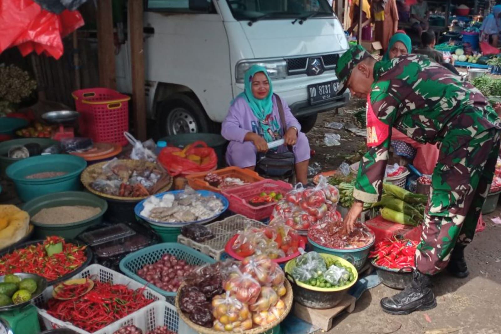 Danramil 1425-03 Tamalatea Kerahkan Babinsanya Lakukan Pemantauan Harga Sembako Di Pasar
