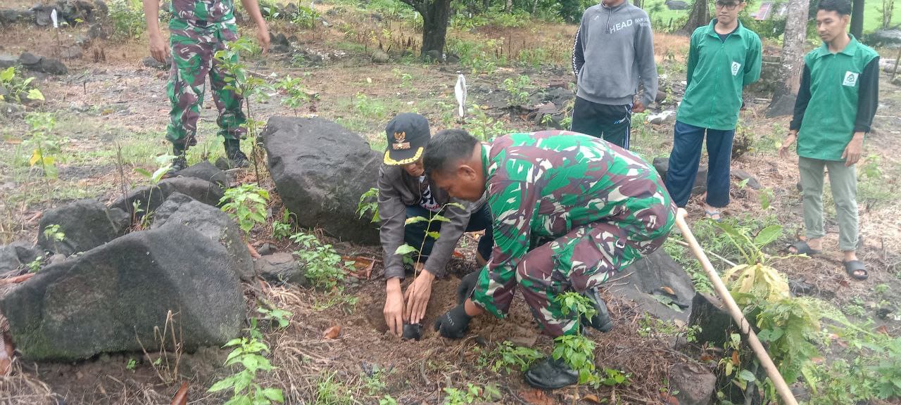 Untuk menjaga lingkungan personil Koramil 1405-04/Soppeng Riaja melaksanakan penanaman pohon