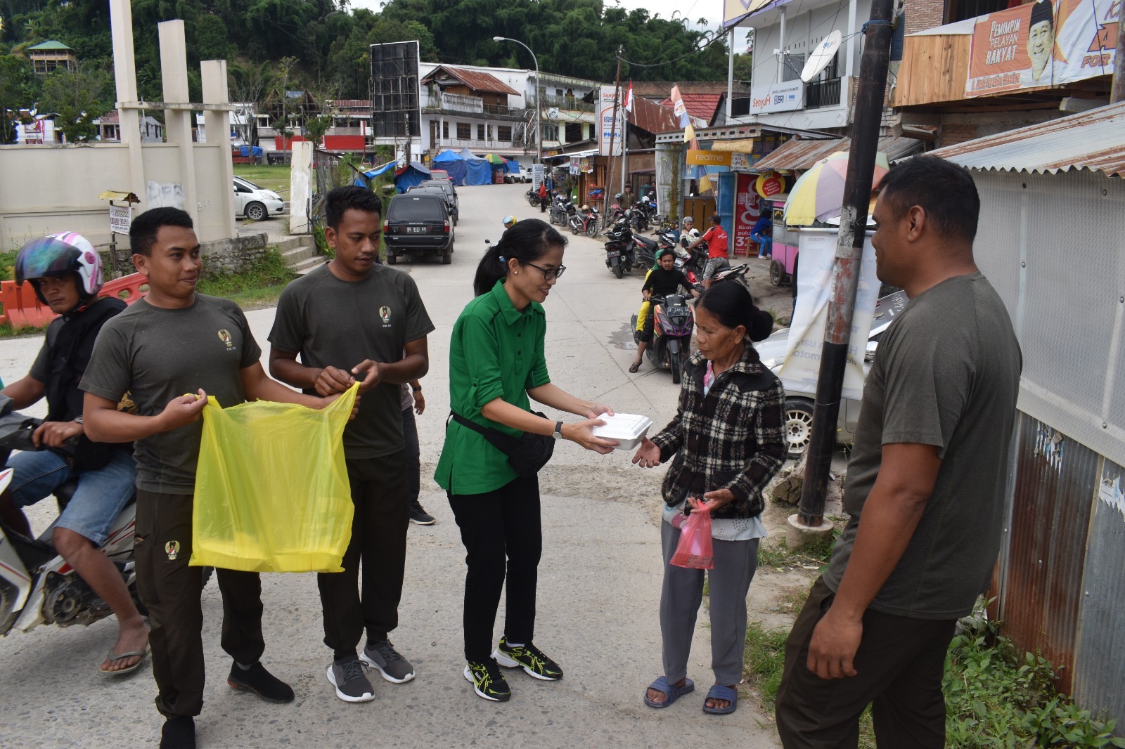 Gelar Jumat berkah kodim 1428/Mamasa berbagi kotak nasi kepada warga