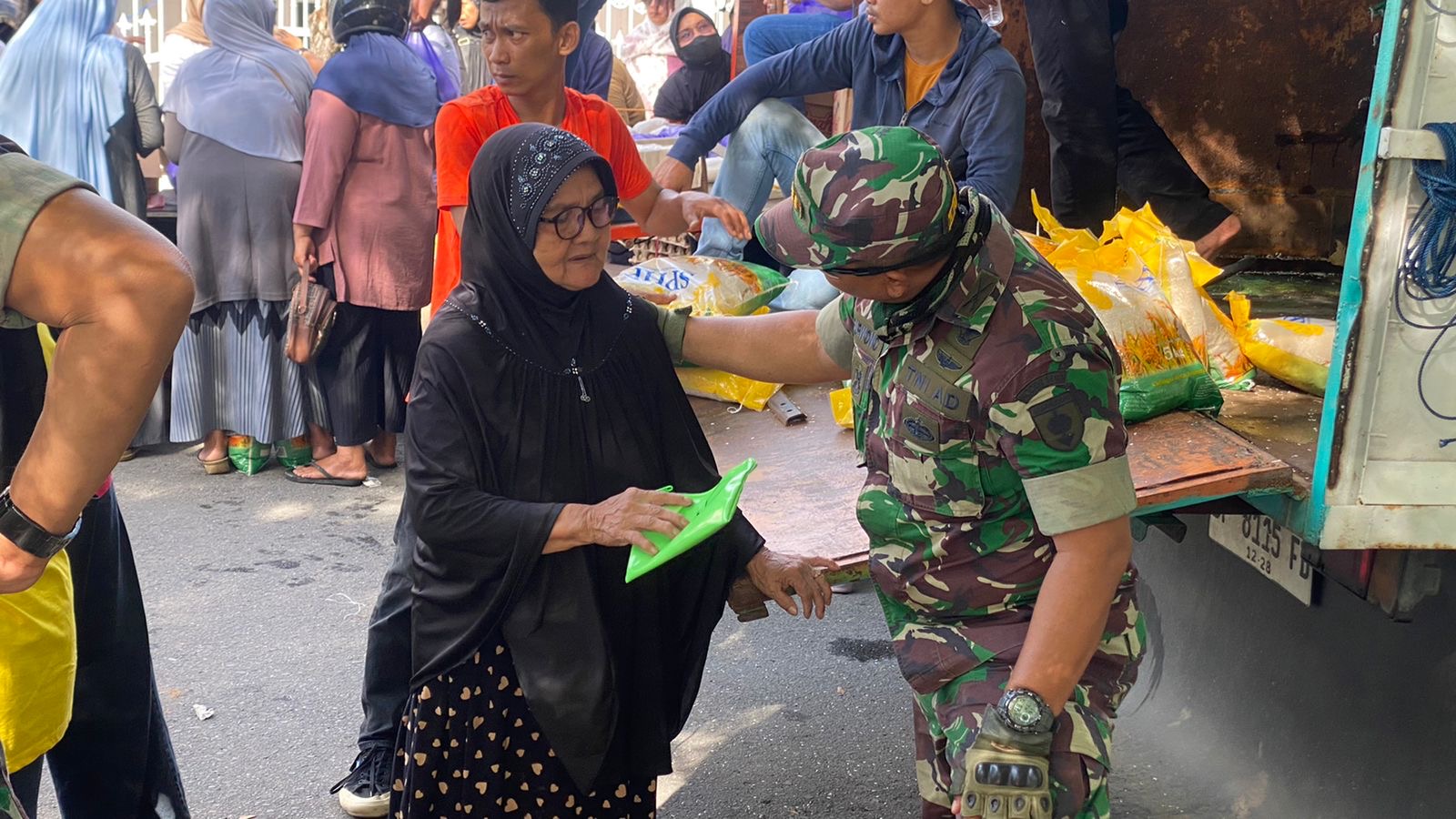 personil koramil 06 wara memantau langsung Kegiatan, Pasar Murah Digelar di Palopo