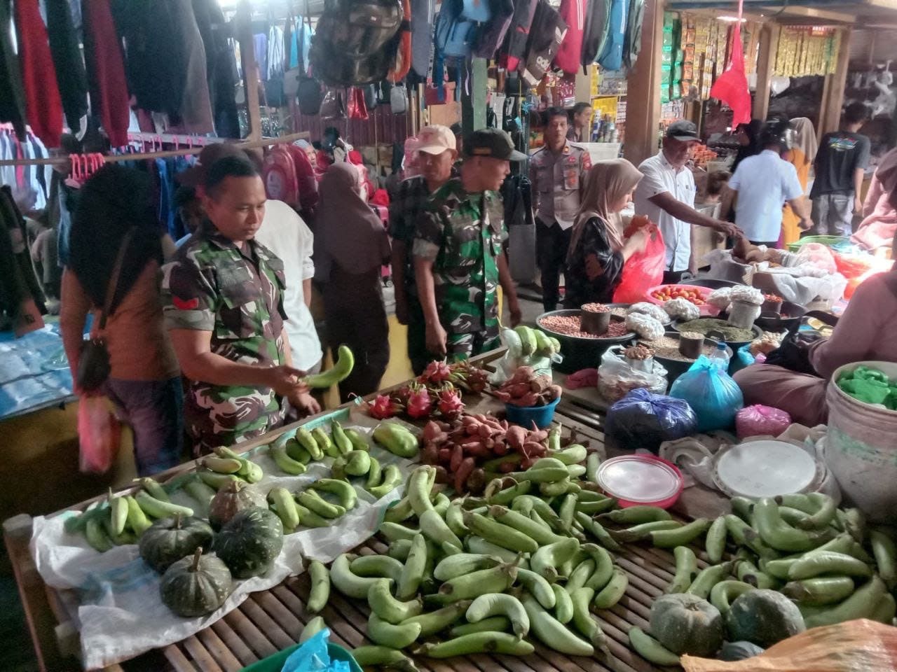Menjelang Bulan Suci Ramadhan, Koramil Jajaran Kodim 1407/Bone Gencar Lakukan Pemantauan Pasar Dan Pastikan Ketersediaan Bahan Pokok Masyarakat