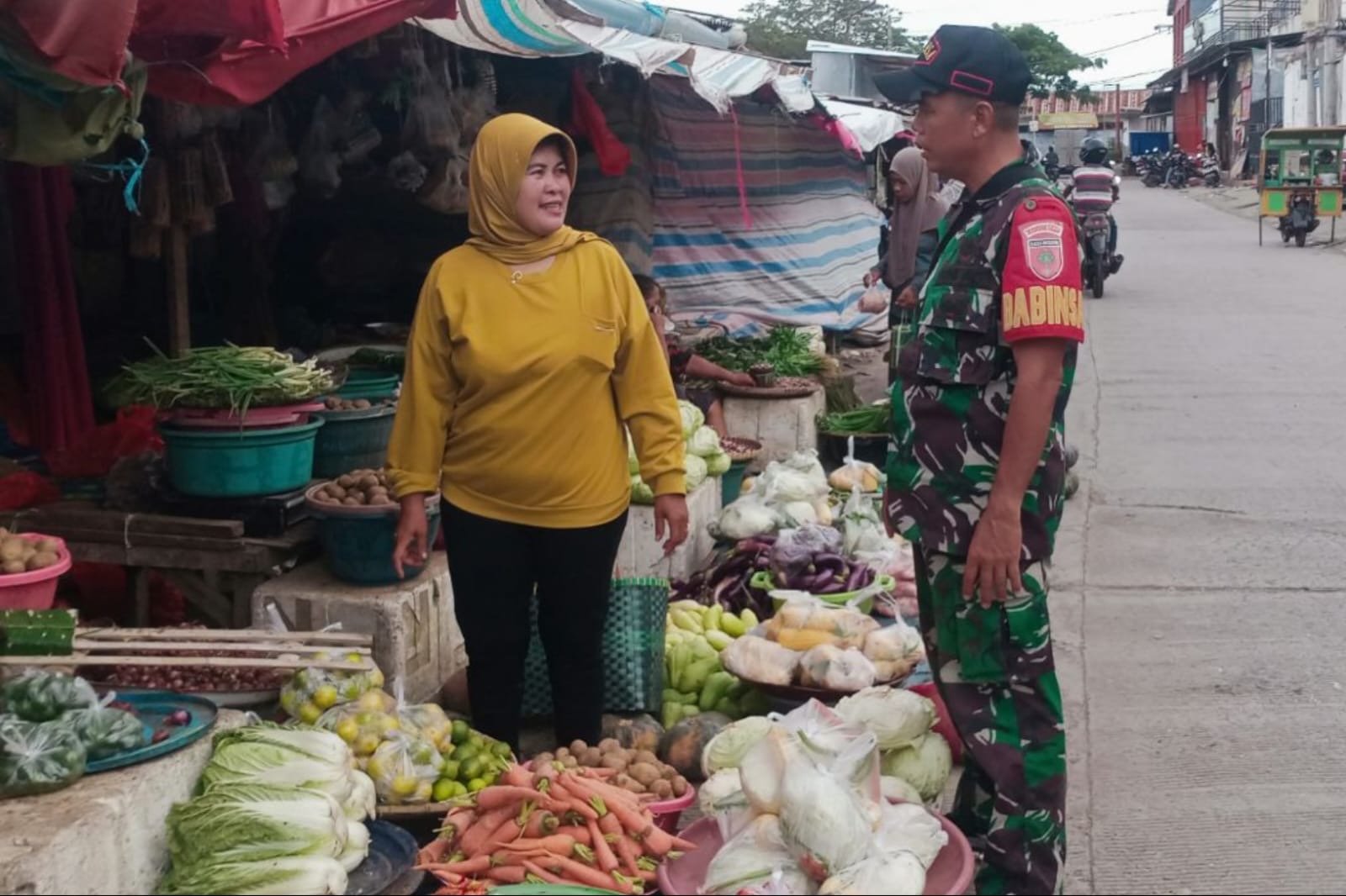 Pantau Situasi Pasar, Babinsa Koramil 1425-01 Binamu Cek Harga Sembako