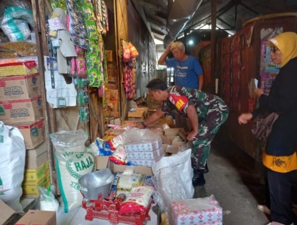 Babinsa Koramil 1411-04/Ujung Bulu Cek Harga Kebutuhan Pokok di Pasar