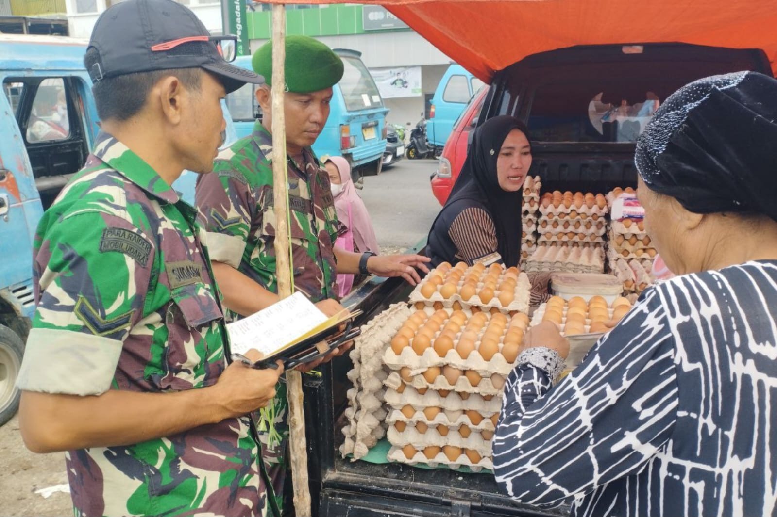 Pantau Harga dan Kamtibmas, Babinsa Koramil 1425-05 Batang Sambangi Pasar