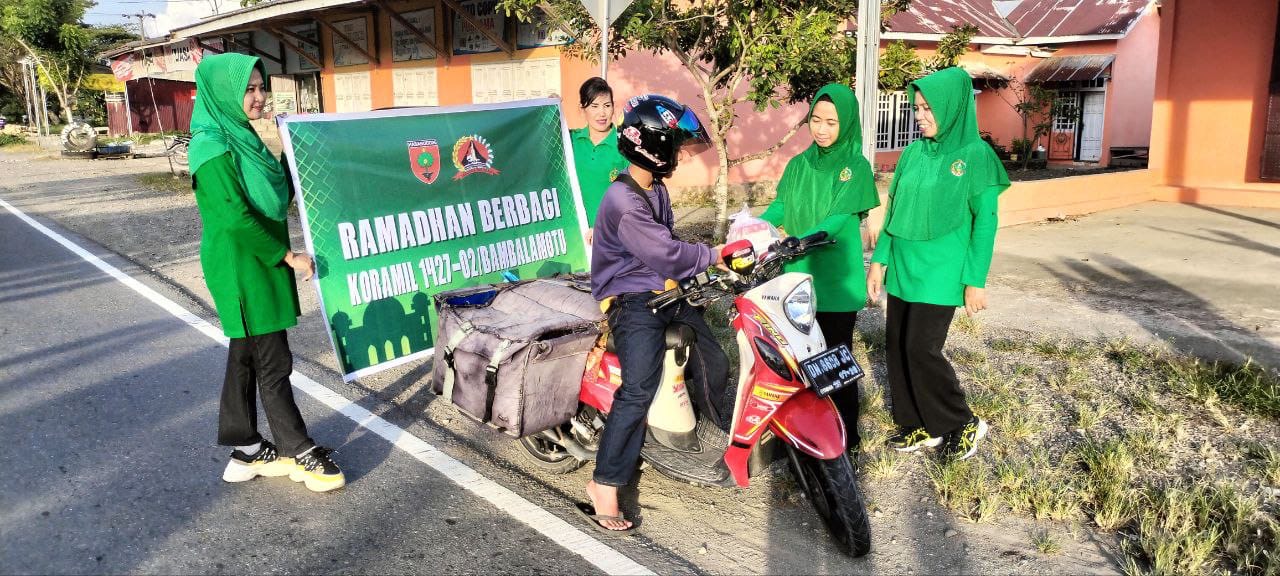 Jum'at berkah Koramil BambalamotuBagikan bingkisan