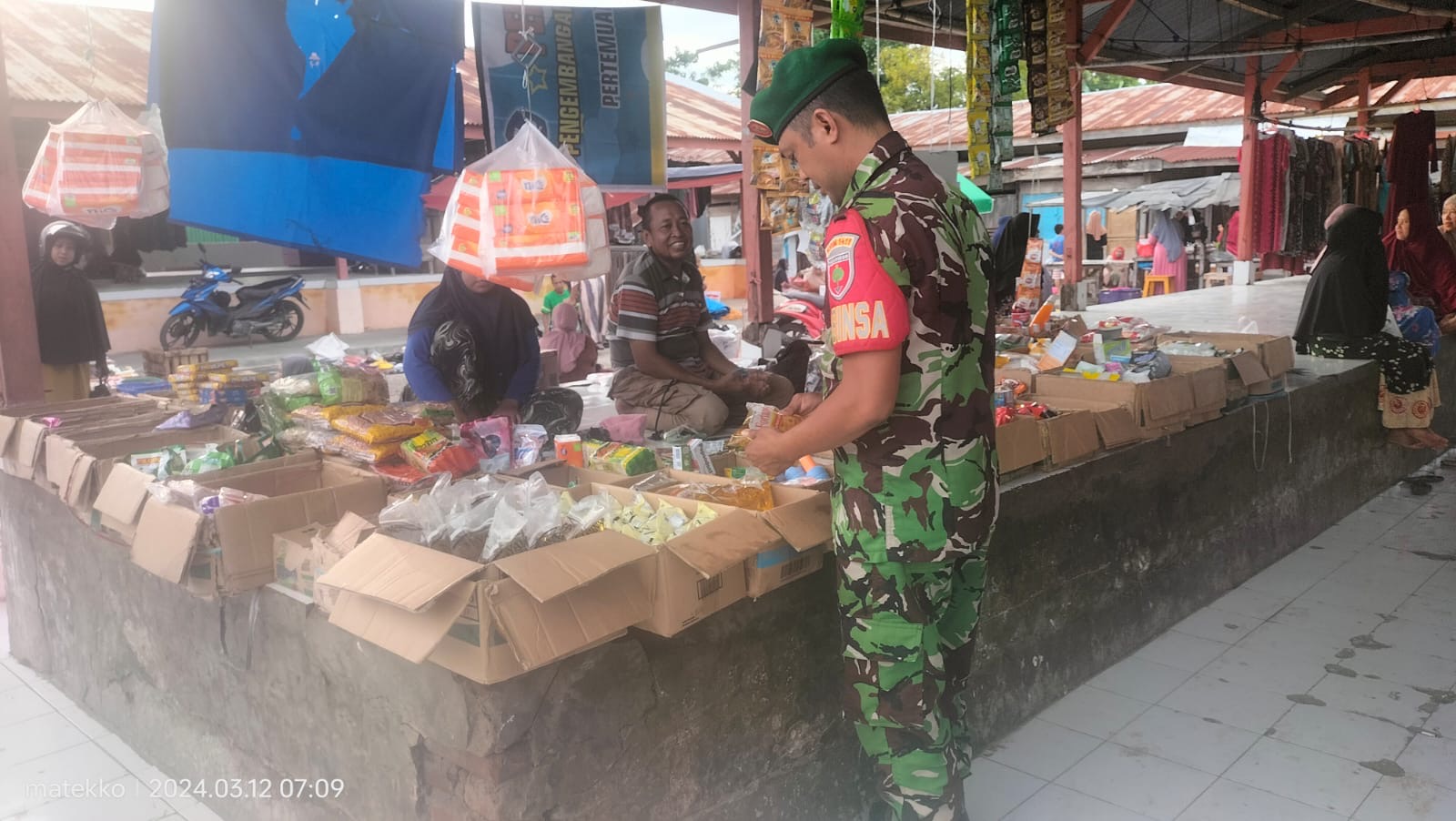 Babinsa Koramil 1411-01/Gataranag Monitoring Harga Sembako di Pasar