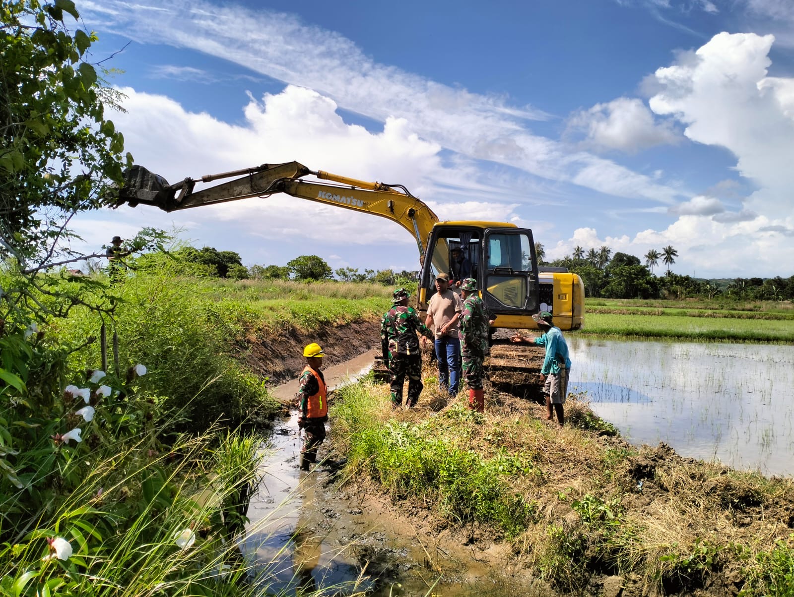 Dandim 1404/Pinrang Bersama Kadistan Kabupaten Pinrang Tinjau Pekerjaan Opla Rawa Di Kecamatan Suppa
