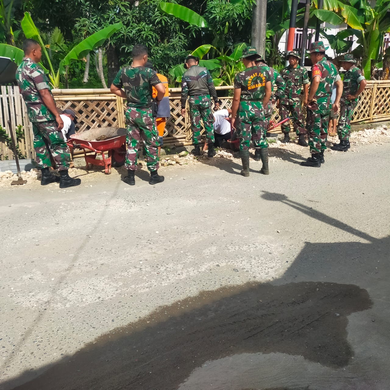 Bati Tuud Koramil 1411-06/Bontotiro Pimpin Kerja Bakti Pembersihan Saluran Air