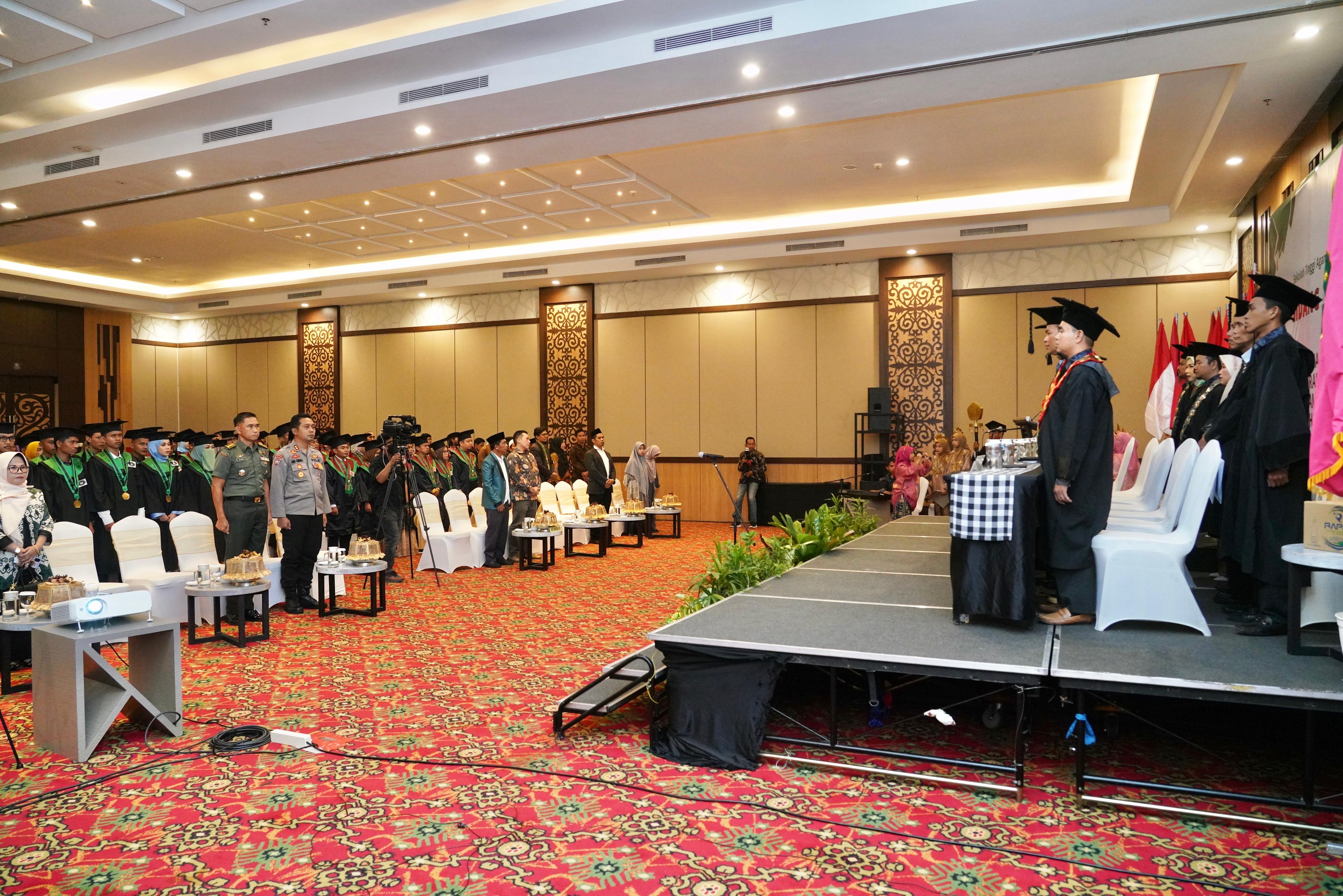 Pamen Ahli Bid. Sosbud Poksahli Mewakili Pangdam XIV/Hsn Menghadiri Wisuda Sarjana dan Pascasarjana Tahun 2024 STAI Al-Furqan