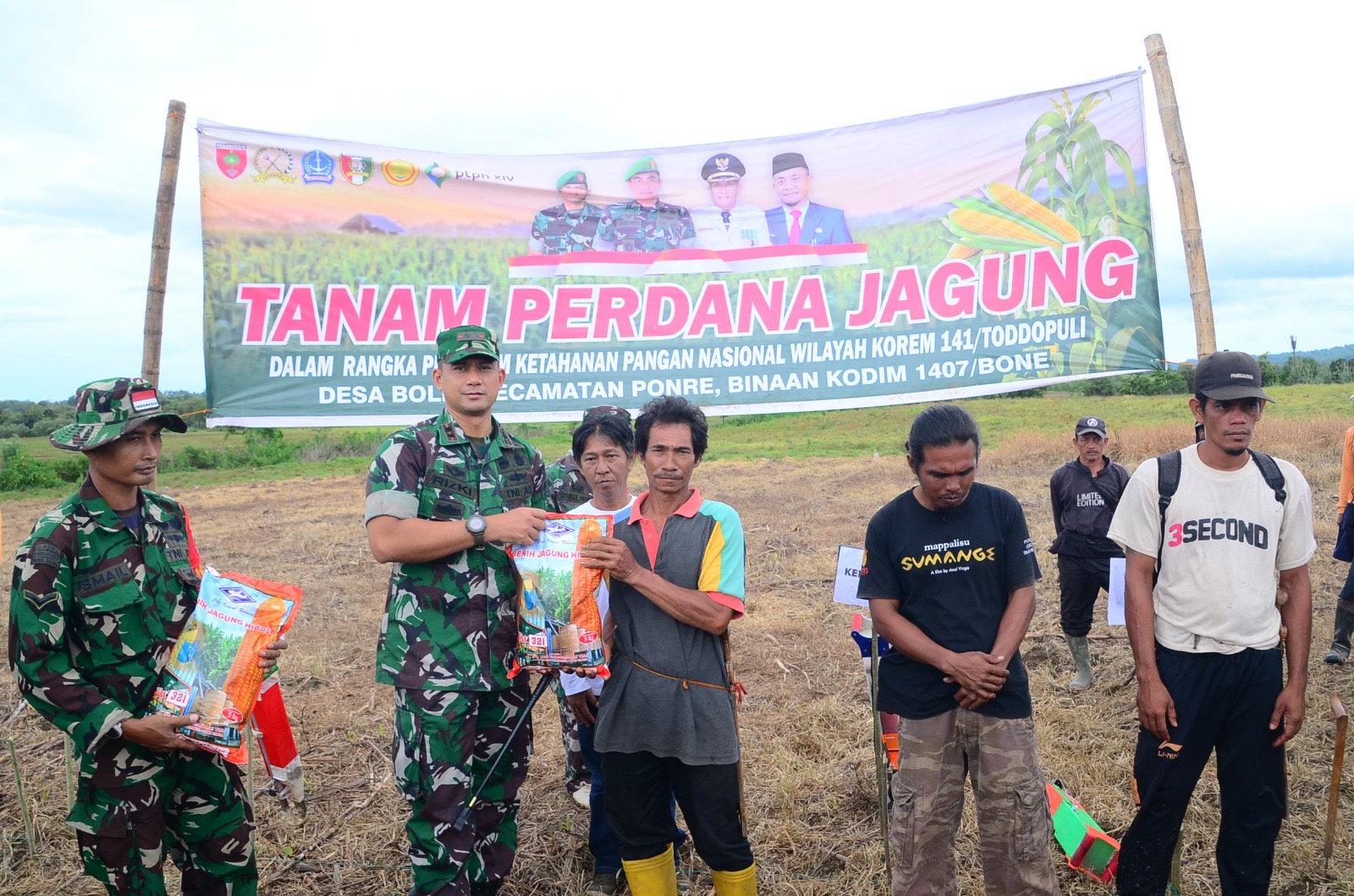 Sukseskan Ketahanan Pangan, Dandim 1407/Bone Pimpin Penanaman Jagung Di Desa Bolli Dan Bagikan Bibit Jagung Kepada Kelompok Tani