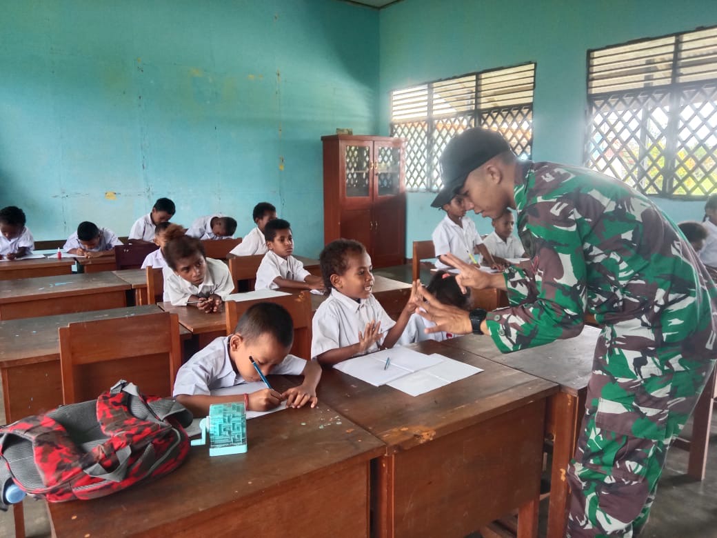 Adek-Adek Di Perbatasan RI-PNG Penuh Semangat Dan Antusias Dalam Mengikuti Belajar Bersama Kakak-Kakak TNI