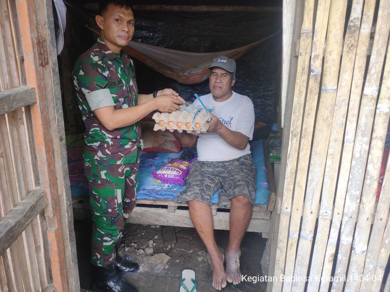Jumat Berkah, Babinsa Kodim 1404/Pinrang Berikan Sembako Kepada Warga Kurang Mampu