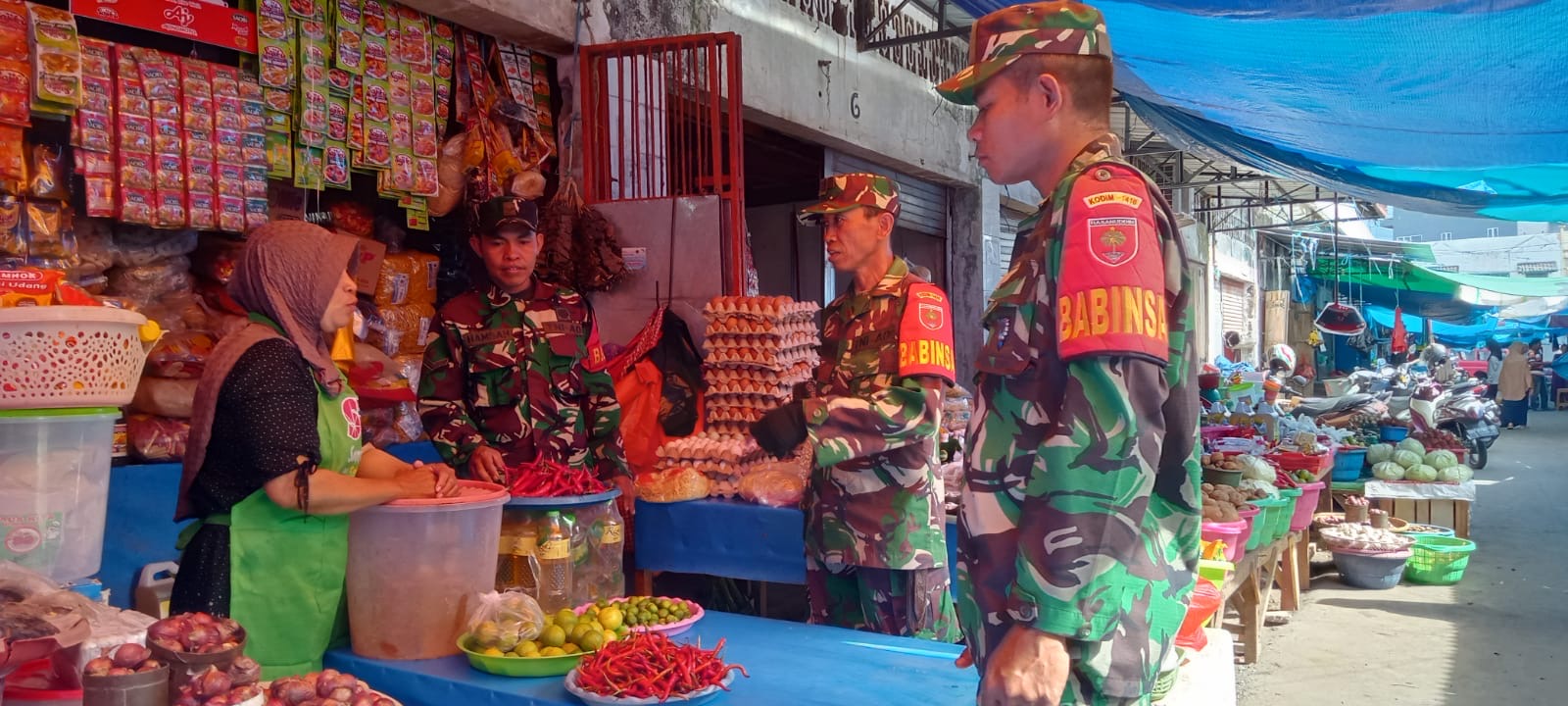 Babinsa Jajaran Kodim 1410 Bantaeng Monitoring Harga Sembako di Pasar Sentral Bantaeng