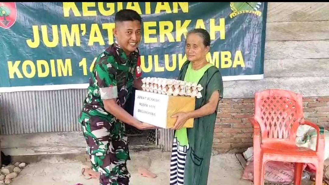 Giat Jum’at Berkah, Kopda Hasbudin Babinsa Desa Polewali Bagikan Sembako Kepada Masyarakat Kurang Mampu