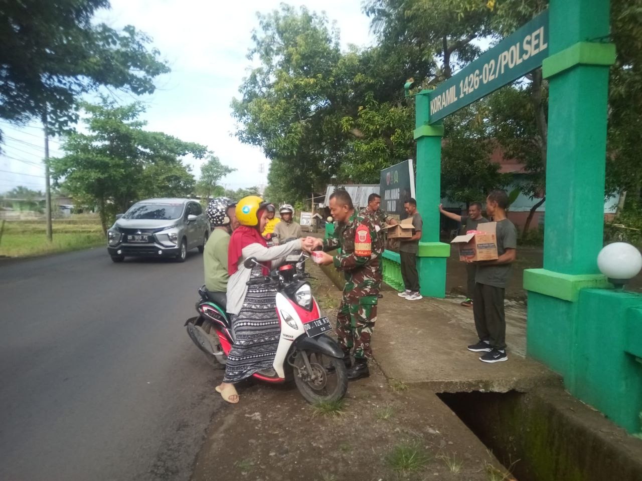 Berbagi Dengan Sesama, Anggota Koramil 1426-02/Polsel Laksanakan Jum'at Berkah