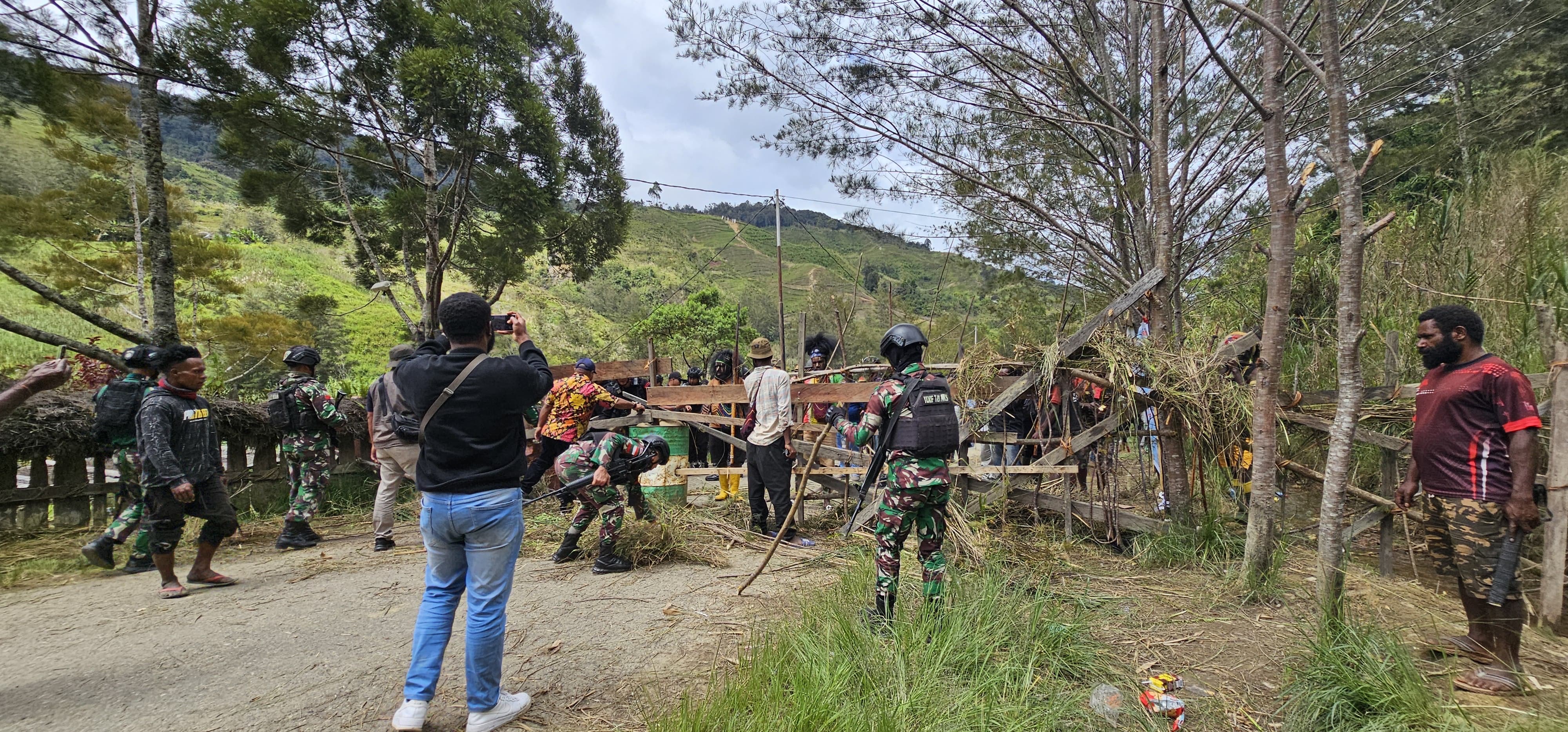 Satgas Yonif 721/Mks Bersama Pemda Tolikara Laksanakan Mediasi Pembukaan Pemalangan Jalan