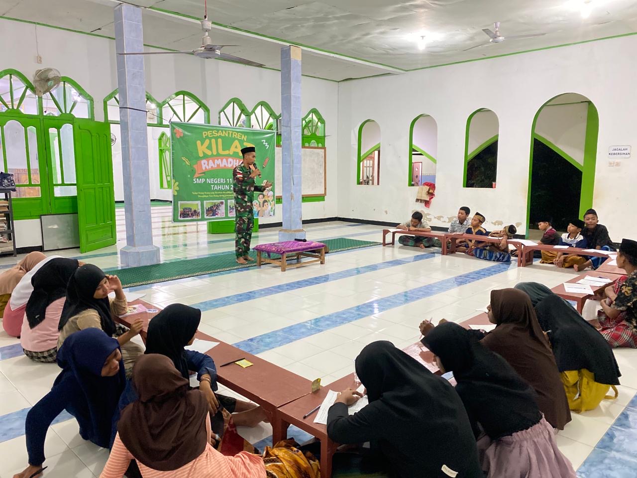 Satgas Pamtas Yonif 726/Tml Bekali Ilmu Agama Dalam Kegiatan Pesantren Kilat Siswa SMPN 11 Merauke