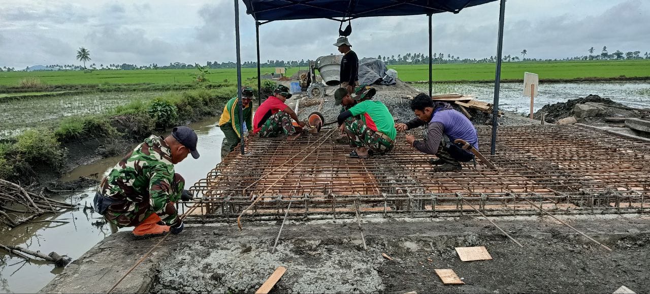 Suhu Panas Membakar Kulit Semakin Bangkitkan Semangat Satgas TMMD Ke-119 Kodim 1404/Pinrang 