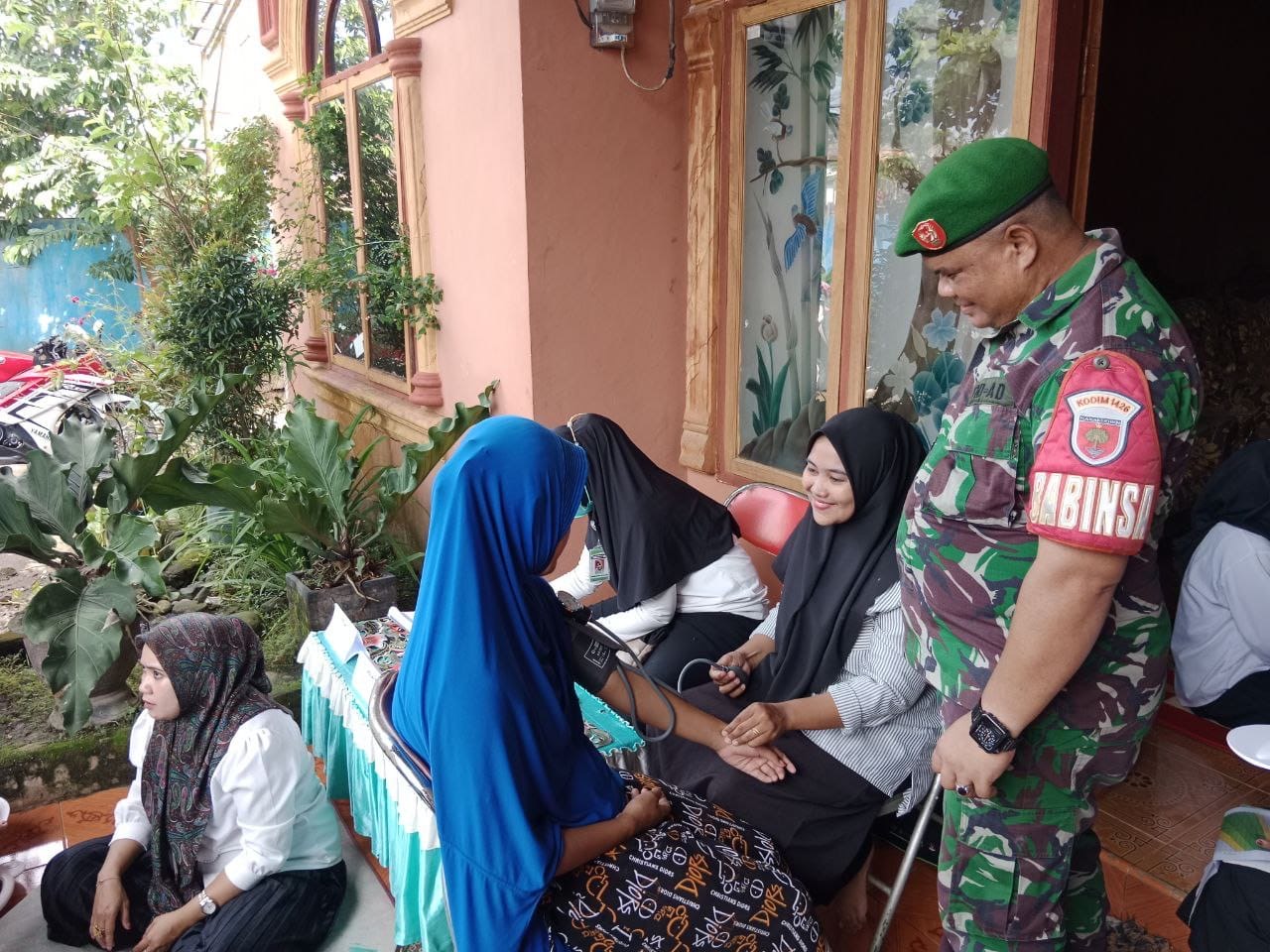 Cegah Stunting, Babinsa Dampingi Petugas Posyandu Lakukan Penimbangan Balita Dan Pemeriksaan Kesehatan