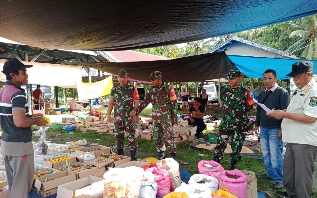 Jelang Ramadhan, Babinsa Koramil Bambalamotu Pantau Harga Sembako di Pasar Tradisional