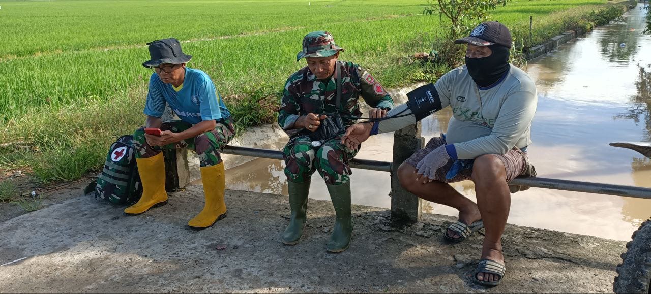 Selain Anggota Satgas TMMD ke-119 Kodim 1404/Pinrang, Tim Kesehatan Lapangan Juga Cek Kesehatan Masyarakat