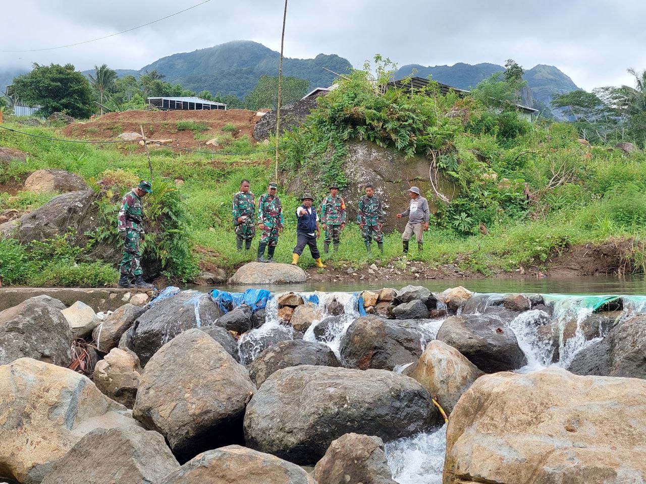 Dandim 1405/Parepare bersama anggota Koramil 1405-08/Tanete Riaja, Meninjau Lokasi Sumber Mata Air irigasi/pompanisasi Sungai