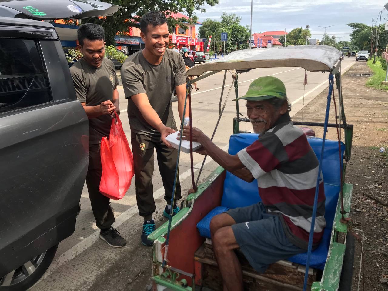Wujud kepedulian terhadap sesama,"Babinsa Koramil 1405-07/Tanete Rilau berbagi jumat berkah"