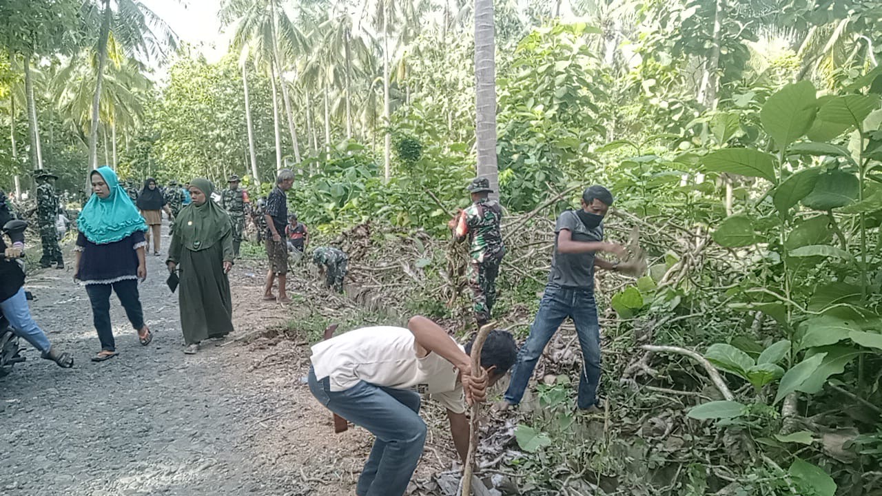 Ciptakan Lingkungan Bersih Dan Sehat, Anggota Kodim Polman Bersama Warga Lakukan Kerja Bakti