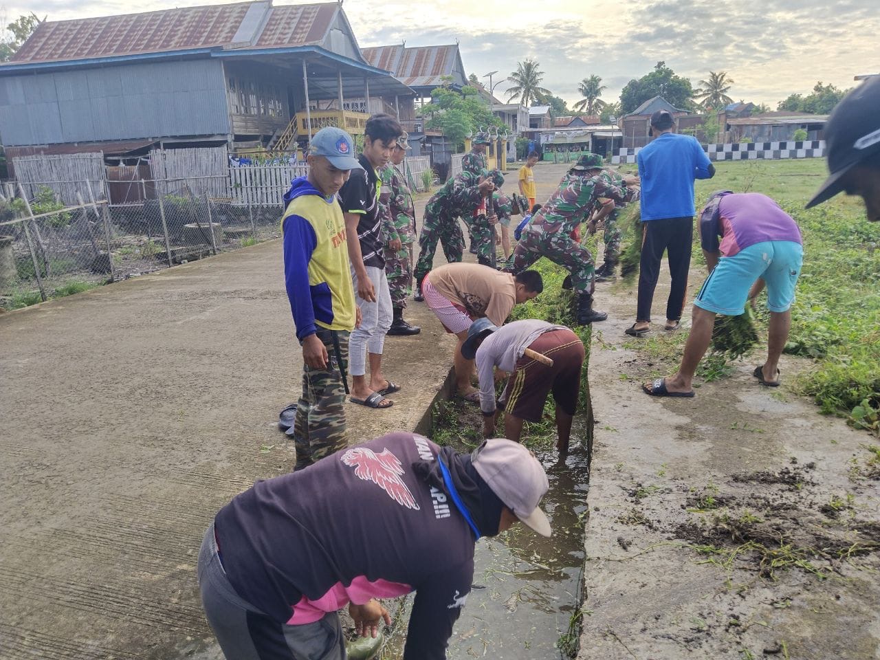 Babinsa Kodim 1404/Pinrang Bersama Warga Gotong Royong Bersihkan Saluran Irigasi Tersier