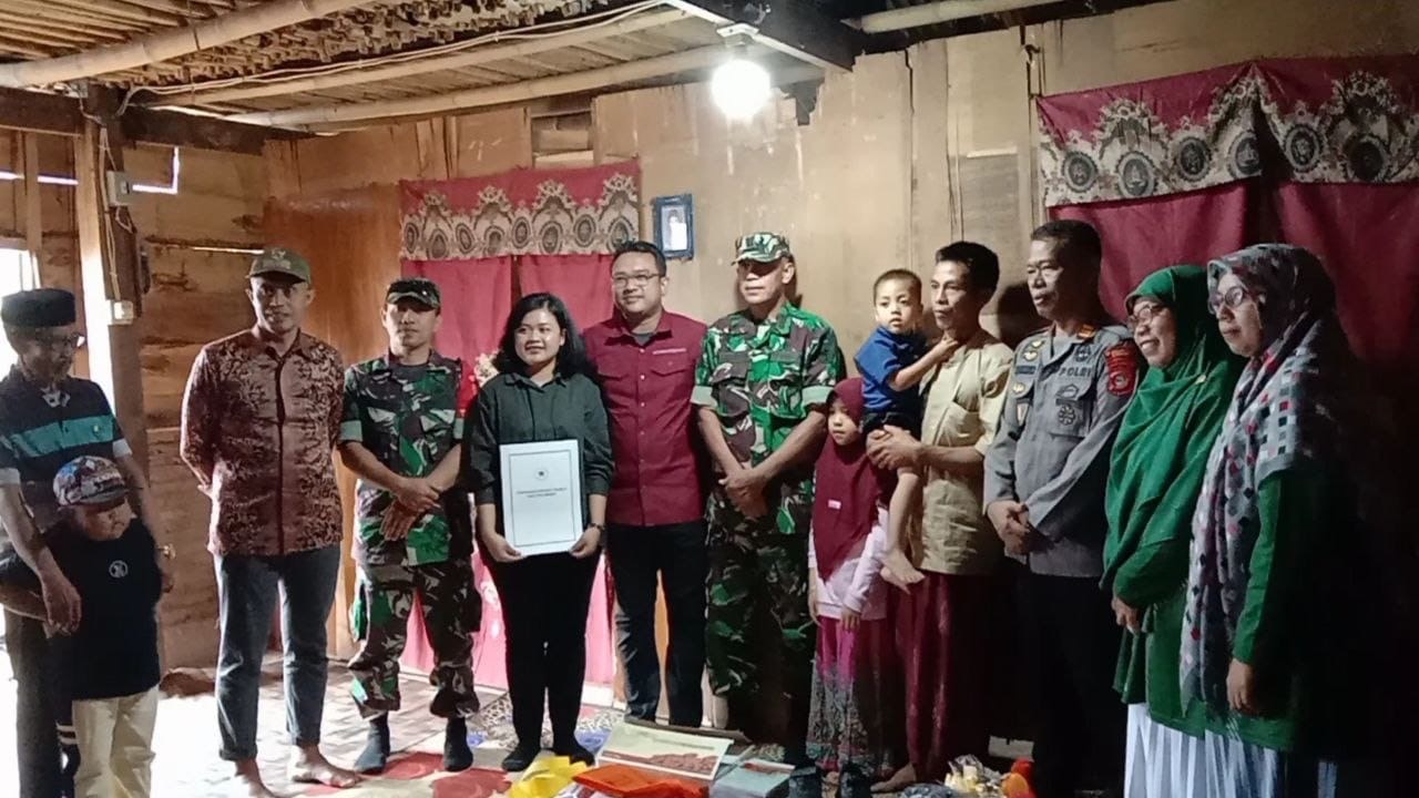 Danramil 1424-02/Sinjai Barat Dampingi Staf Kepresidenan ke Desa Barania Dalam Rangka Memberikan Bantuan Kepada Nuraeni Yang Viral di Media Sosial