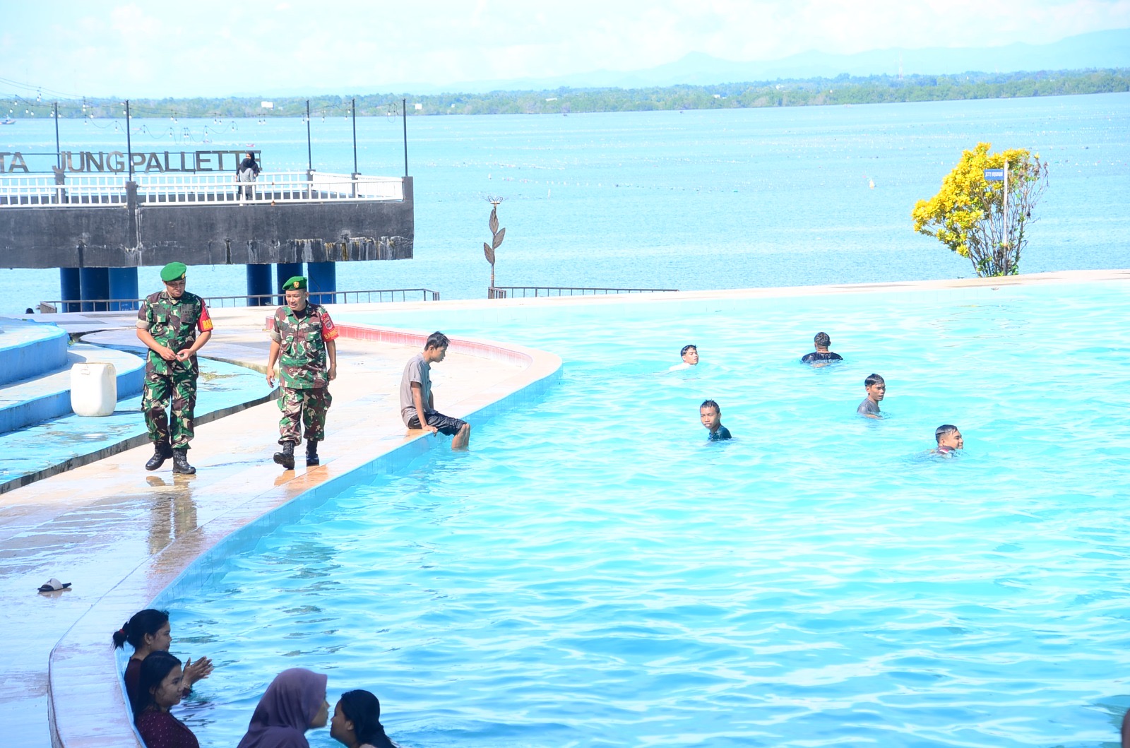 Pasca Lebaran Warga Padati Obyek Wisata, Babinsa Kodim 1407/Bone Hadir Dan Berikan Rasa Aman