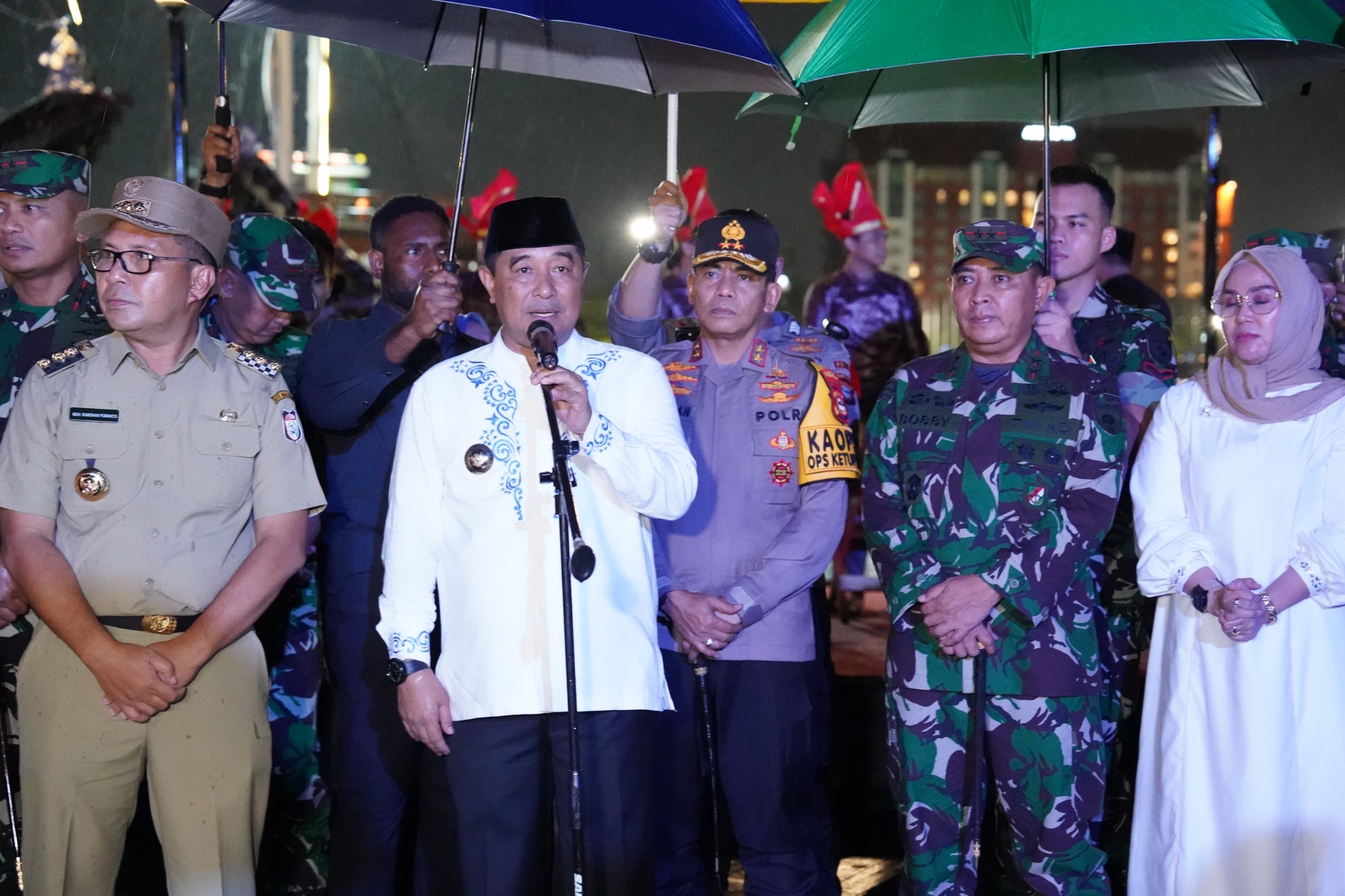 Sambut Hari Raya Idul Fitri 1445 H, Pangdam XIV/Hsn Bersama Unsur Forkopimda Sulsel Lepas Peserta Pawai Obor dan Takbiran