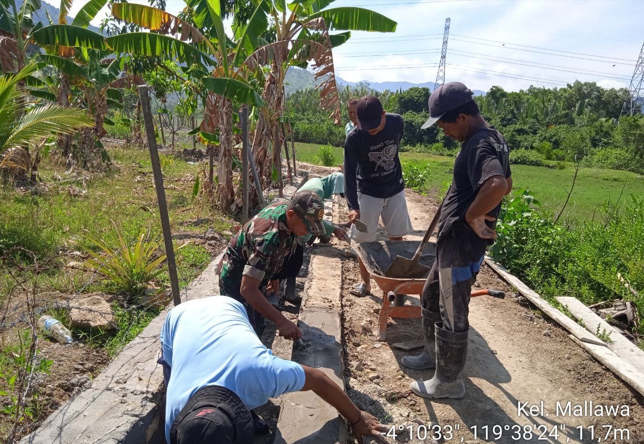 Demi meningkatkan kualitas infrastruktur desa Babinsa Koramil 1405-05/Mallusetasi melaksanakan kerja bakti