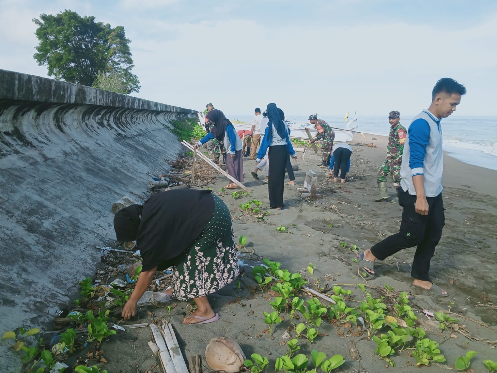 Koramil Bambalamotu Mengajak Warga Beraksi Bersihkan Pantai