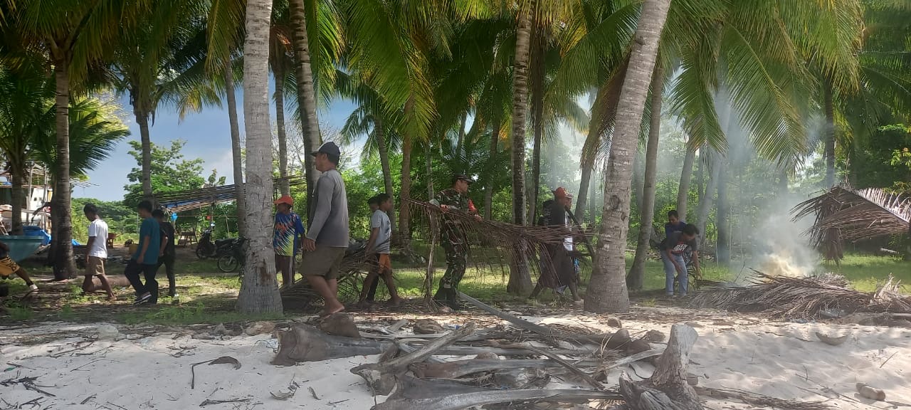 Pembersihan Pantai, Bentuk Kepedulian Babinsa Desa Bonerate Terhadap Kebersihan Lingkungan