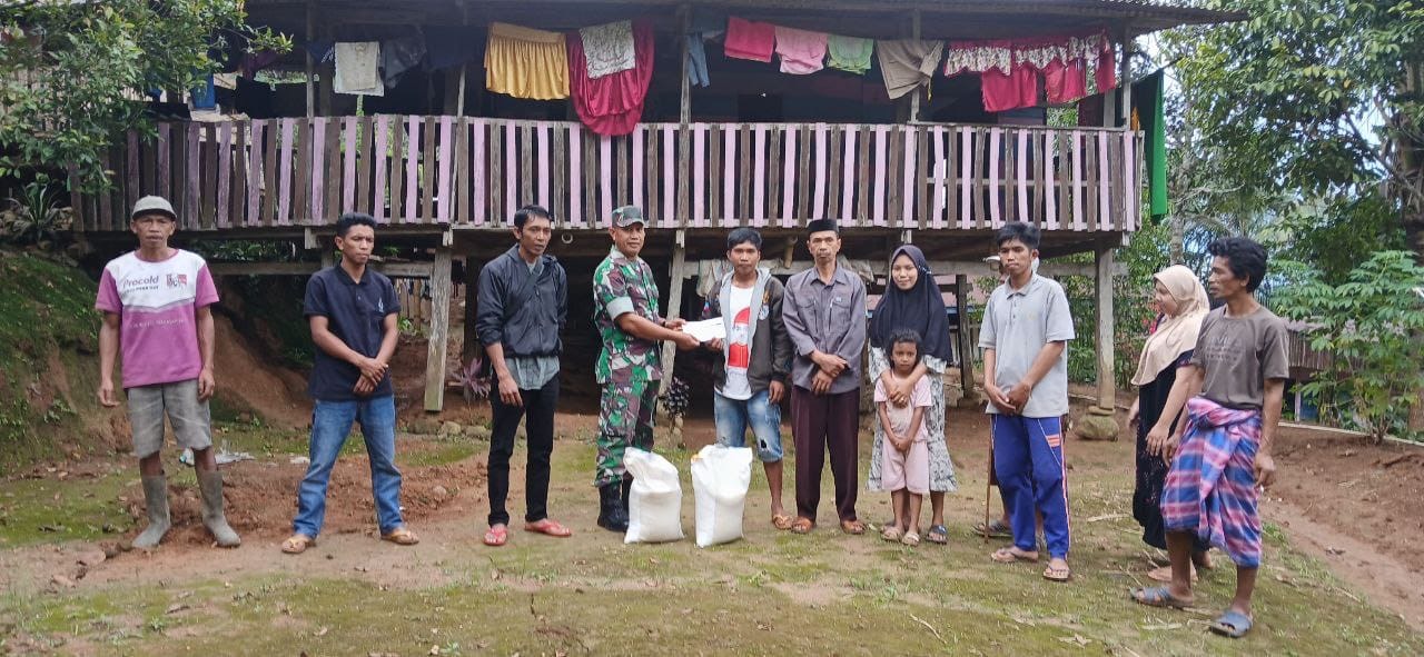 Babinsa Koramil 1424-06/Sinjai Borong Memberikan Bantuan Sembako Dan Uang Tunai Kepada Korban Bencana Tanah Longsor