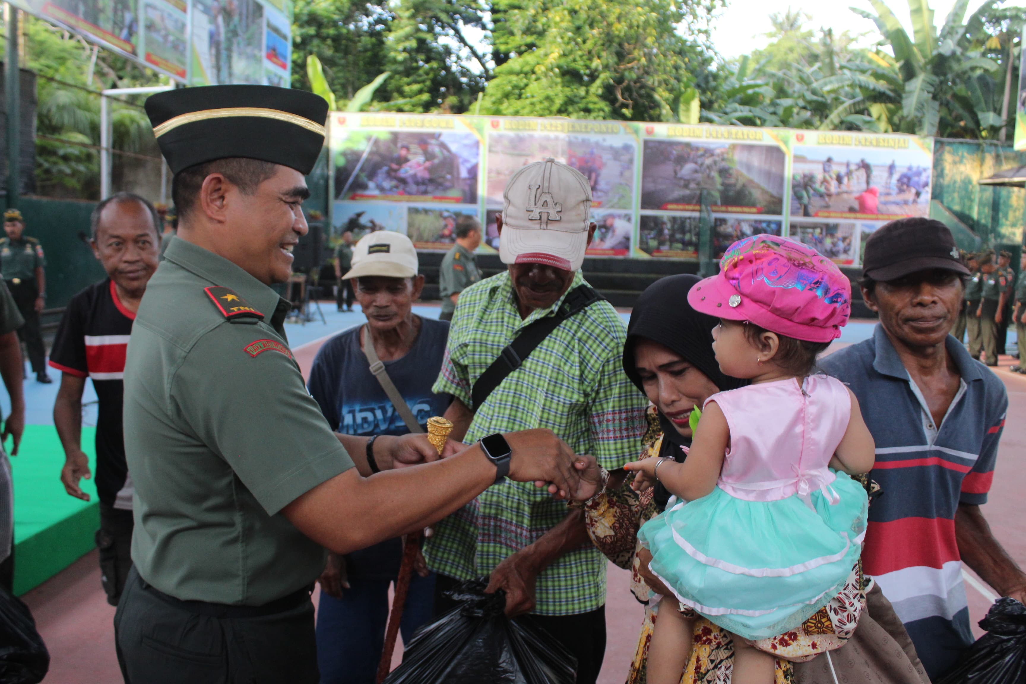 Jelang Hari Raya Idul Fitri 1445 H/2024 M Danrem 141/Tp Berikan Bantuan Sembako Kepada Masyarakat Kurang Mampu